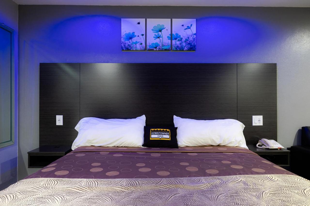 Downtowner - Downtown & Convention Center Hotel